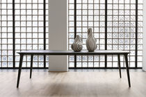 Table contemporaine / en frêne / avec piètement...