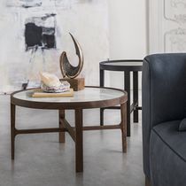 Table d'appoint contemporaine / en noyer...