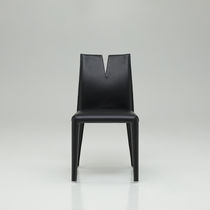 Chaise contemporaine / tapissée / en cuir...