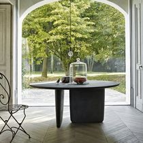 Table contemporaine / en ciment / avec piètement...