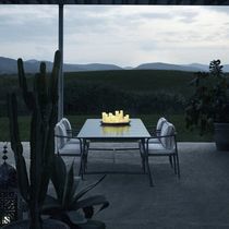 Table contemporaine / en pierre de lave...