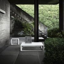 Table basse contemporaine / en béton / avec...