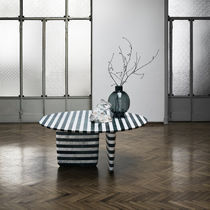Table contemporaine / en marbre / avec piètement...