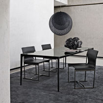 Table contemporaine / en MDF / en verre...