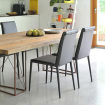 Chaise contemporaine / en cuir / tapissée