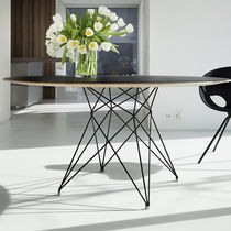 Table contemporaine / en noyer / en chêne...
