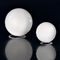 Lampe de table / en métal peint / en verre...
