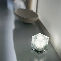 Lampe de table / en métal chromé / en verre...