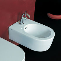 Bidet suspendu / en céramique / par Giulio...