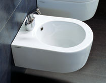 Bidet suspendu / en céramique