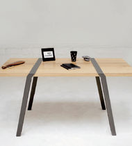 Table contemporaine / en métal / avec piètement...