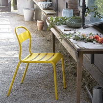 Chaise contemporaine / en métal / avec piètement...