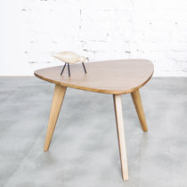 Table basse contemporaine / en bois / triangulaire