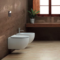 Bidet suspendu / en céramique