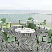 Table contemporaine / en métal / ronde /...