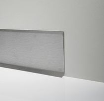 Plinthe en acier inox