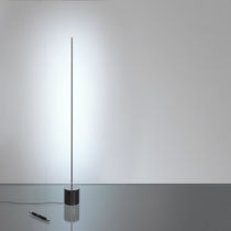 Lampe de table / en métal / design minimaliste...