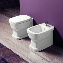 Toilettes à poser / près du mur / en céramique