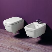 Bidet suspendu / en céramique