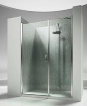 Cabine de douche en verre / avec porte battante...