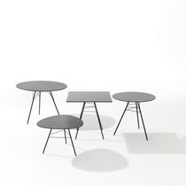 Table contemporaine / en acier / avec piètement...