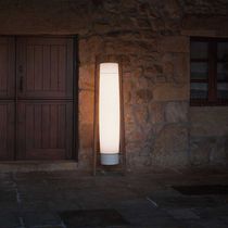 Lampe sur pied / contemporaine / en bois...