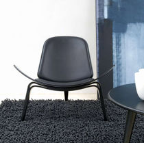 Fauteuil contemporain / en cuir / par Hans...