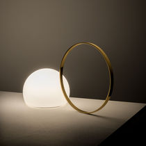 Lampe de table / en polyéthylène / contemporaine...