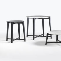 Table d'appoint contemporaine / en bois...