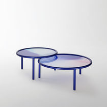 Table contemporaine / en métal peint / avec...