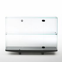 Vitrine contemporaine / en frêne
