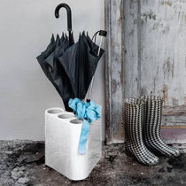 Porte-parapluie en ABS / par Edward Barber...