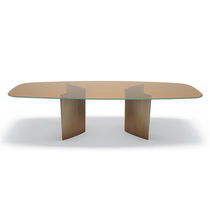 Table contemporaine / en bois laqué mat...