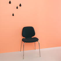 Chaise contemporaine / tapissée / empilable...