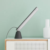 Lampe de table / contemporaine / en plastique...