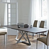 Table contemporaine / en bois massif / en...