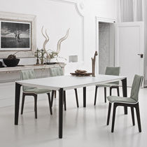 Table contemporaine / en bois massif / en...