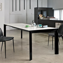 Table contemporaine / en bois laqué / en...