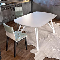 Table contemporaine / en bois laqué / en...