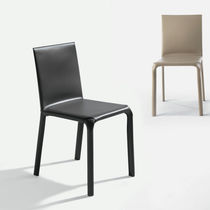 Chaise contemporaine / en cuir / avec piètement...
