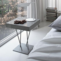 Table d'appoint contemporaine / en bois...