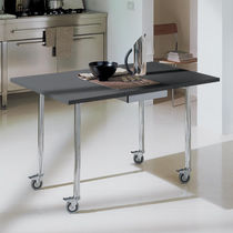 Table contemporaine / en métal laqué / avec...