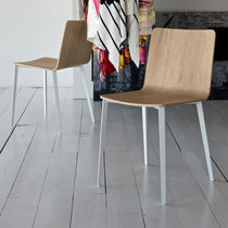 Chaise contemporaine / en bois massif /...