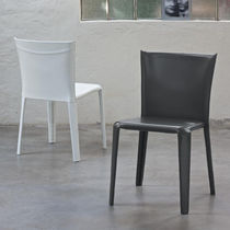 Chaise contemporaine / en cuir / avec piètement...