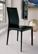 Chaise contemporaine / en cuir / avec piètement...