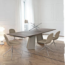 Table contemporaine / en bois massif / en...