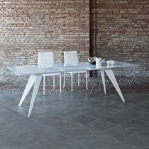 Table contemporaine / en bois massif / en...