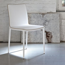 Chaise contemporaine / en tissu / en cuir...