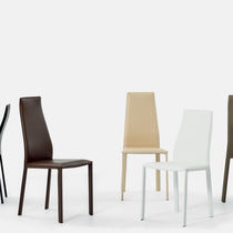 Chaise contemporaine / en cuir / avec piètement...