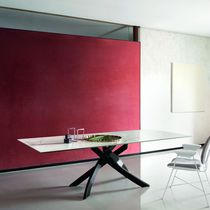 Table contemporaine / en bois massif / en...
